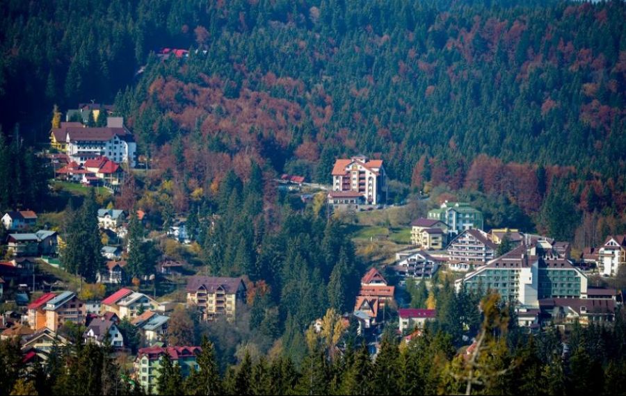 O stațiune montană celebră din România intră în scenariul roșu. Se închid restaurantele, barurile și vor fi interzise activitățile culturale