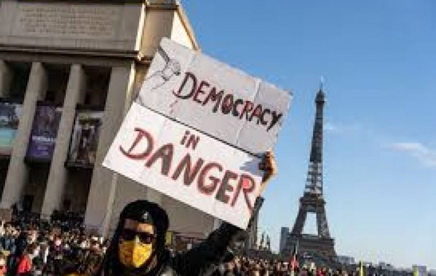 Jurnaliștii francezi au ieșit în stradă: ”Vom pune jos telefoanele când voi veți pune jos armele”