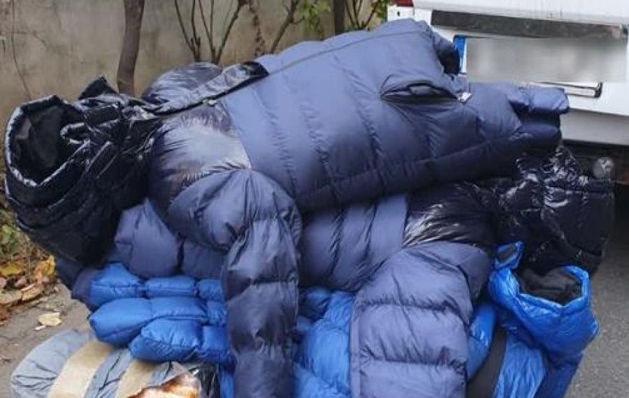 Mii de haine și măști CONTRAFĂCUTE, descoperite lângă o autogară din București