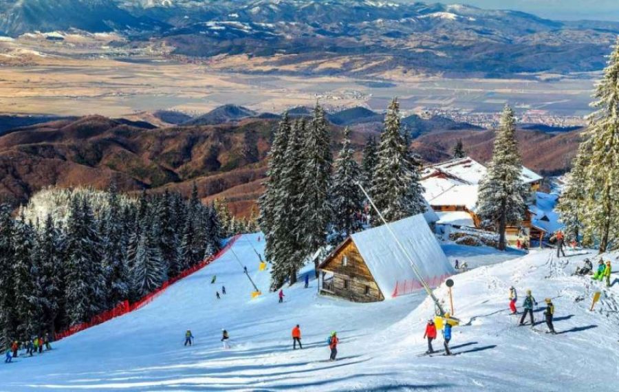 În Poiana Brașov a început pregătirea părtiilor de schi