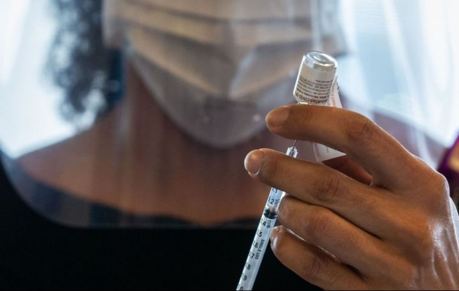 Reacție alergică suferită de o asistentă medicală vaccinată anti-Covid