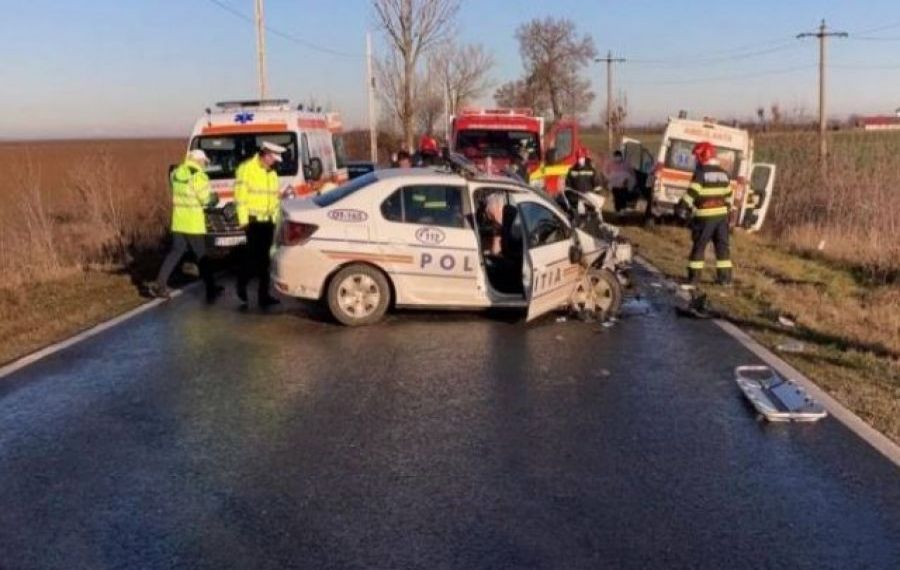 Tragedie în Olt: Accident teribil între o ambulanță și o mașină de poliție. Șeful postului de poliție a decedat 