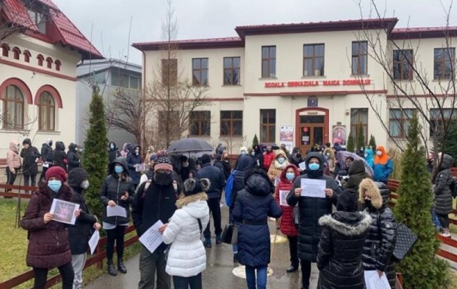 Directori de școli, DAȚI AFARĂ fără explicații. Părinții elevilor protestează și acuză ABUZURI POLITICE