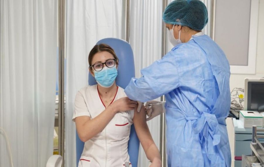 Prima persoană din România vaccinată anti-Covid, asistenta de la Matei Balș, a primit a doua doză a vaccinului