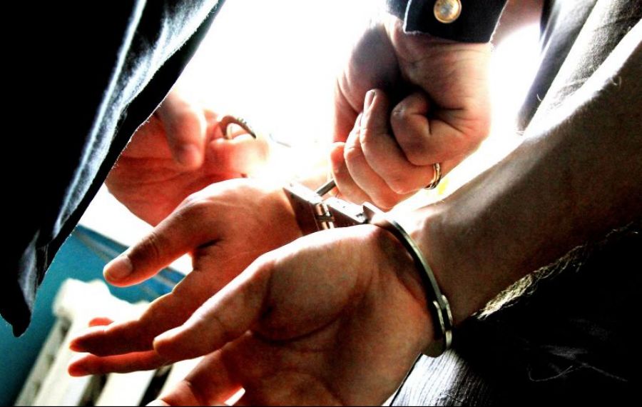Un angajat al Penitenciarului Rahova, prins în flagrant când primea 12.000 de euro pentru a introduce droguri în înghisoare