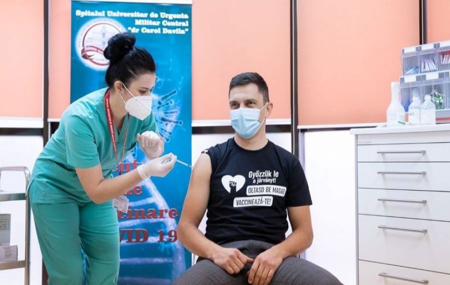 Ministrul Eduard Novak s-a vaccinat: "Putem învinge pandemia, dacă suntem uniți"