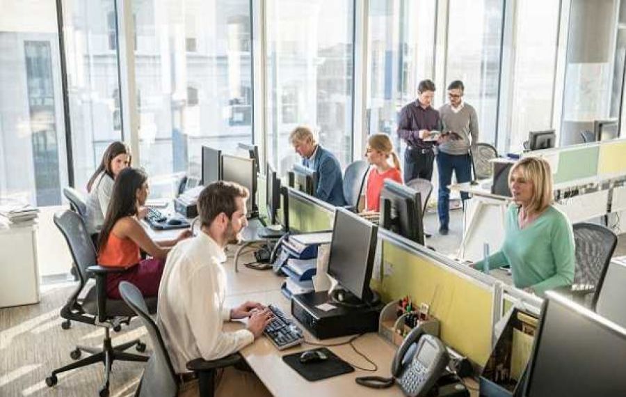Sondaj: Aproximativ 60% dintre companii vor să-și cheme angajații la birou, începând cu luna martie