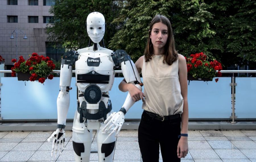 Studiu: 8 din 10 români ar lua în calcul să fie ajutați la treburile din gospodărie de un robot umanoid