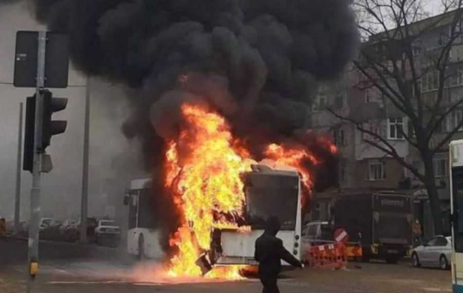 ULTIMA ORĂ: Un autobuz a luat FOC în centrul orașului Galați