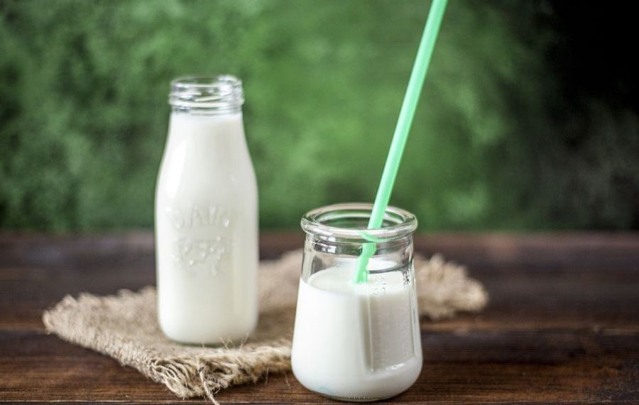 Este SĂNĂTOS să bem lapte de vacă? Ce spune nutriționistul