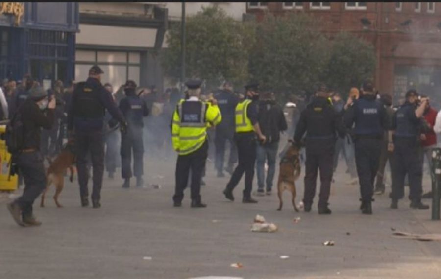 MANIFESTAȚIE violentă la Dublin împotriva restricţiilor COVID-19