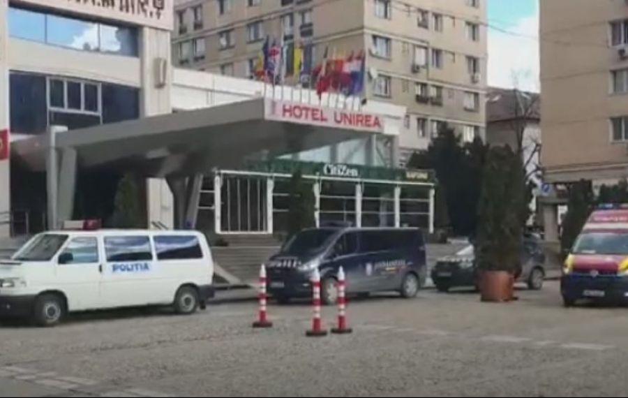 UPDATE. Amenințarea cu BOMBĂ de la Hotelul Unirea din Iași a fost FALSĂ. Poliția îl caută pe cel care a sunat la 112