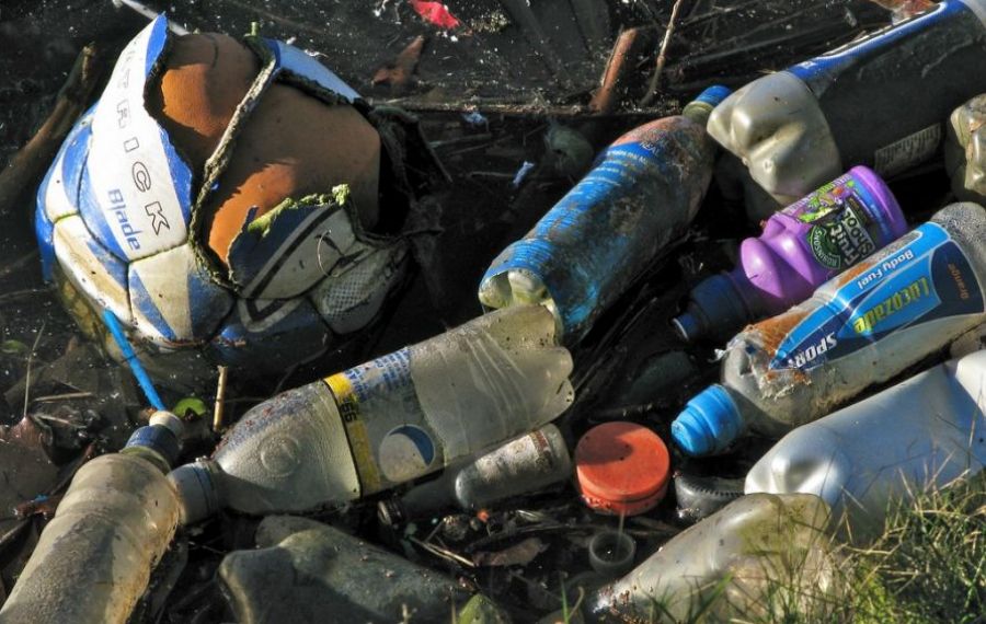 ATENȚIE. Familie evacuată din casă după ce a aruncat gunoi pe geam de mai multe ori