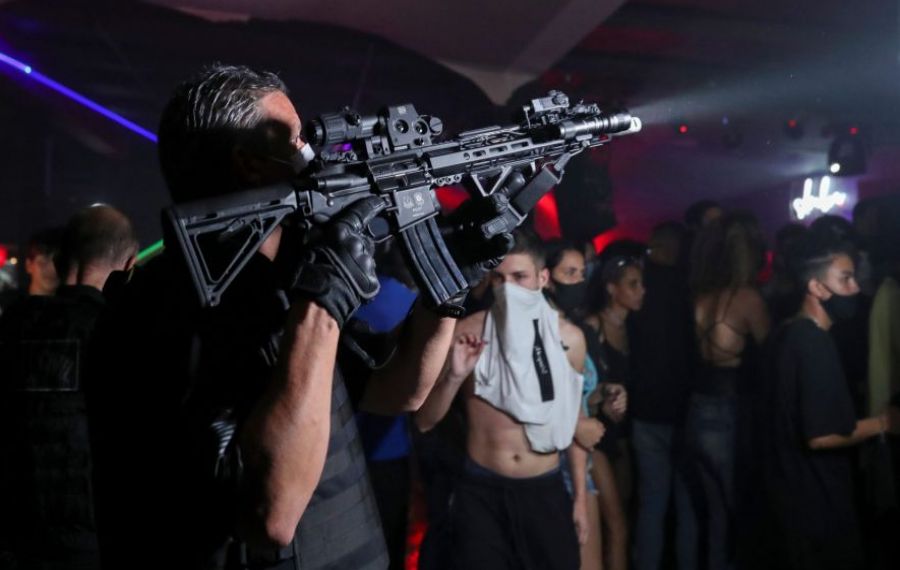 Petrecere clandestină cu 600 de persoane într-un club din Sao Paulo. Poliția a intervenit în forță