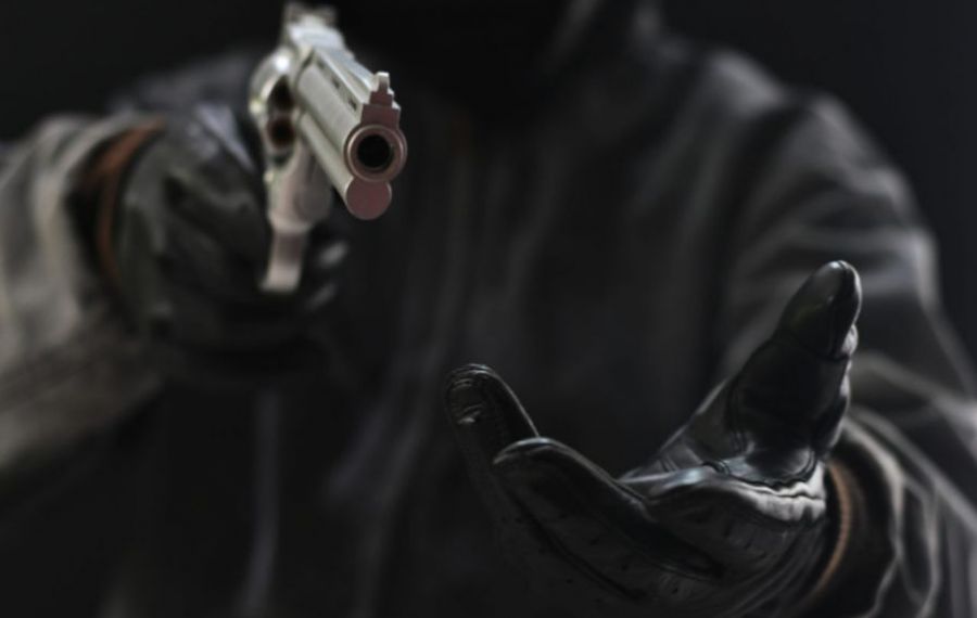 Cum s-au făcut de RÂS trei hoți cu un pistol într-o benzinărie din Capitală