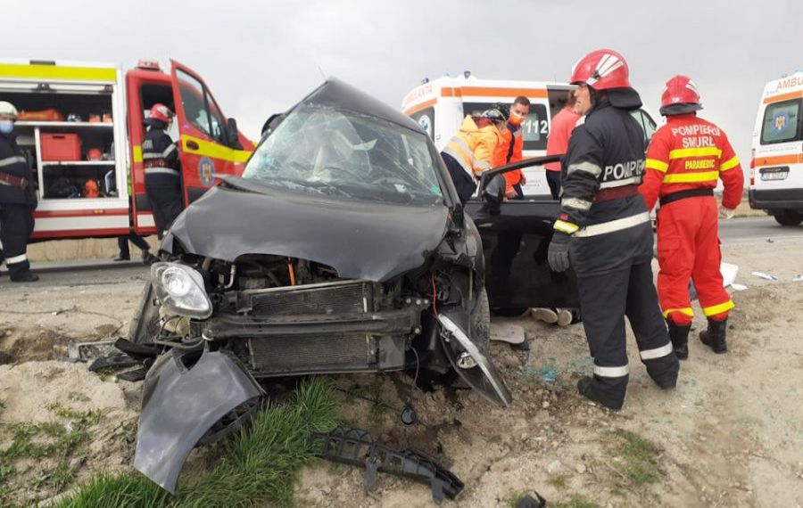 Accident grav pe DN7. Doi frați și-au pierdut viața într-o mașină tractată