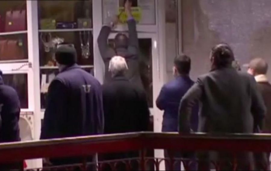 Directorul Metrorex a spart cu RANGA ușa unui magazin de la metrou. Chiriașii strigau "HOȚII"