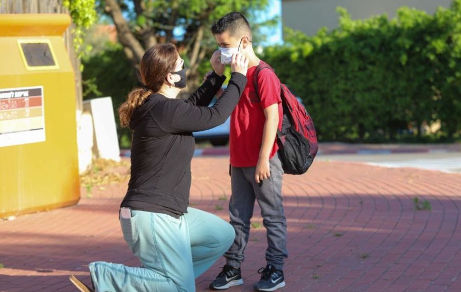 Israelienii SCAPĂ de masca de protecție în aer liber