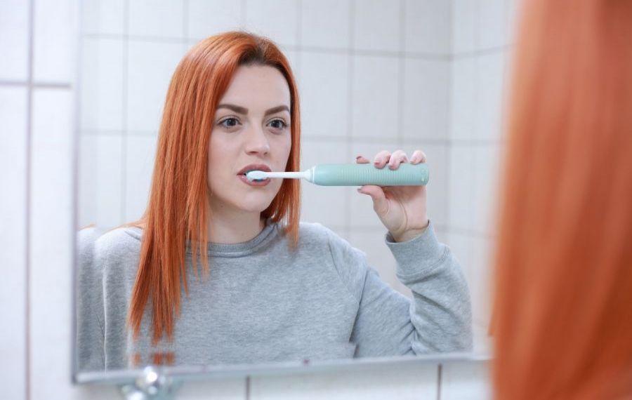 Ce GREȘELI facem când ne spălăm pe dinți