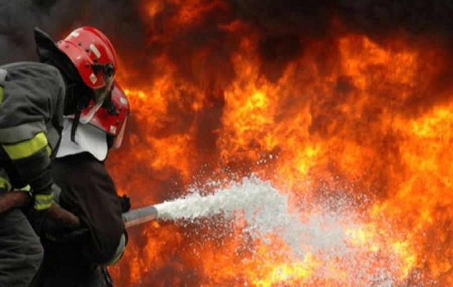 Incendiu puternic în Constanța: Mai multe persoane au rămas blocate în clădirea cuprinsă de flăcări