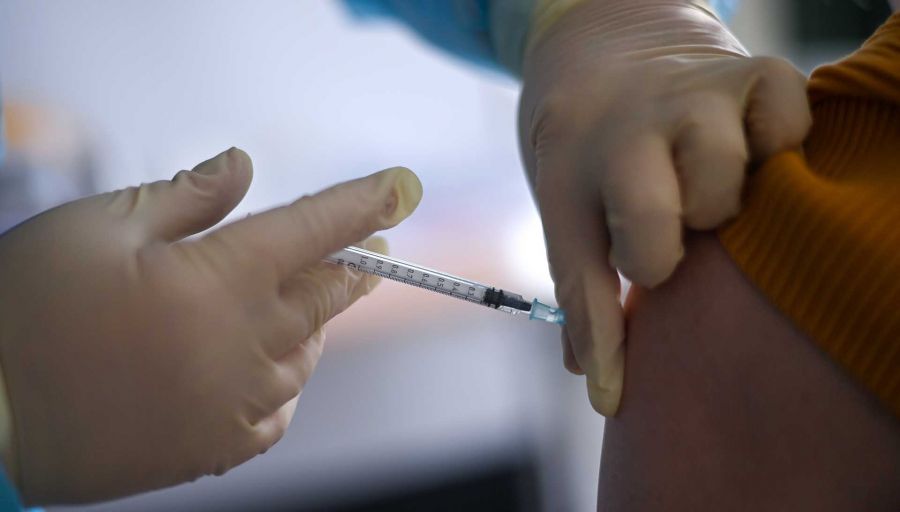 O femeie a fost imunizată din greșeală cu șase doze de vaccin Pfizer-BioNTech