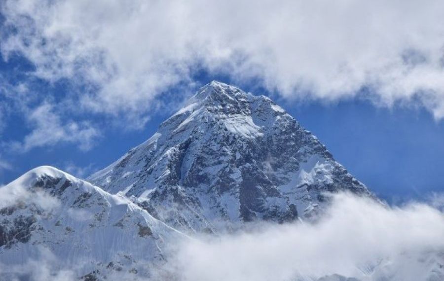 Doi alpiniști au murit pe Everest din cauza epuizării