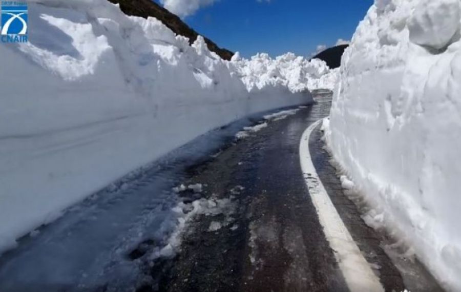 Deszăpezire pe Transfăgărășan: Stratul de zăpadă depășește 6m