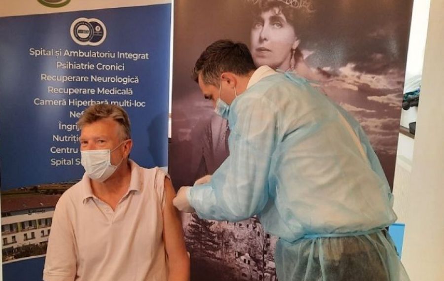 Dr. Valeriu Gheorghiță, șeful CNCAV, vaccinează turiștii la Castelul Bran: „Suntem într-o situaţie bună, dar trebuie să o menţinem şi să o consolidăm...”