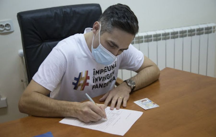 Șeful CNCAV, Valeriu Gheorghiță, și-a vaccinat verișoara de 16 ani din localitatea natală