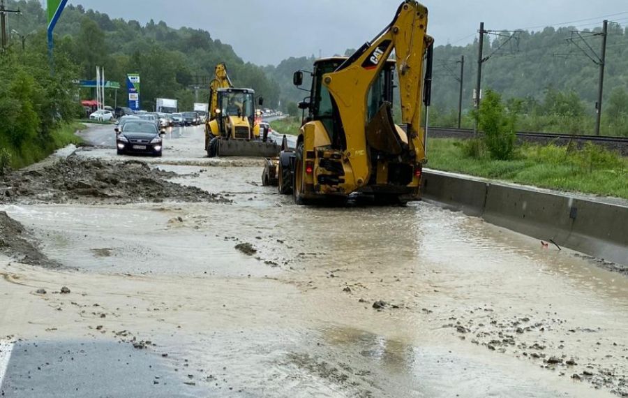 Trafic restricționat la Nistorești din cauza unor aluviuni care au blocat sensul spre Brașov