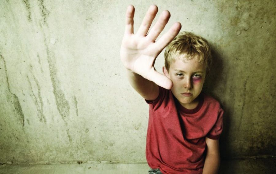Jumătate din copiii români, SUPUȘI unei forme de abuz. Care e gradul de sărăcie