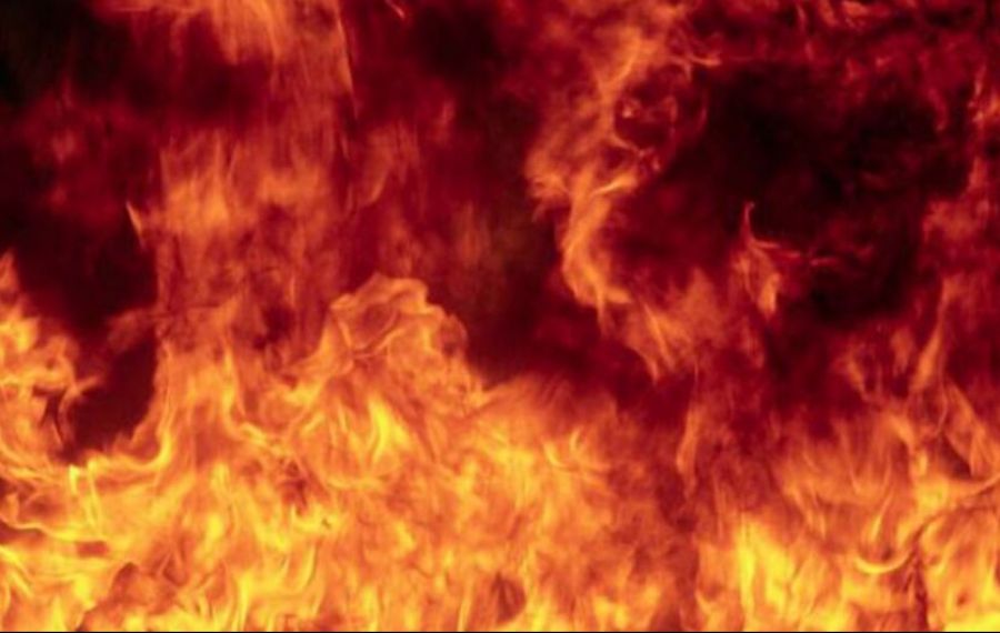 UPDATE: Incendiu violent la un centru de colectare a deșeurilor din Capitală. Pericol de EXPLOZIE