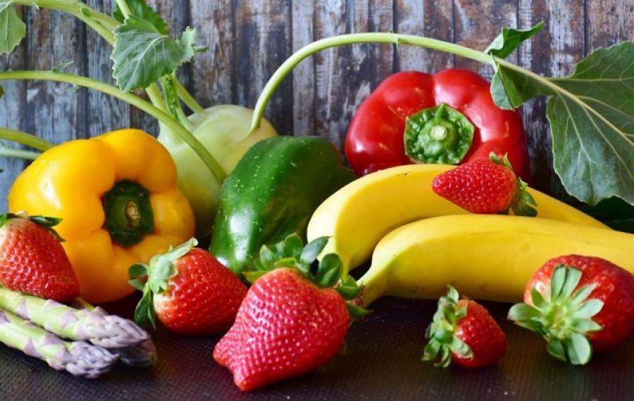 TOPUL celor mai toxice fructe si legume. Căpșunii au cele mai multe PESTICIDE