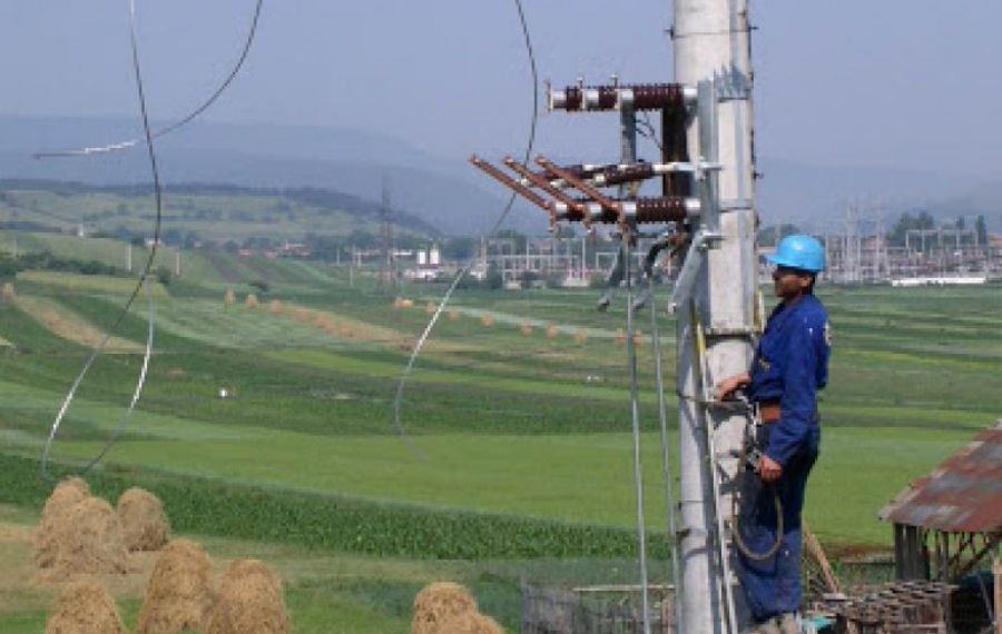 Electrica SA, amendată pentru nerespectarea legii privind racordarea prosumatorilor la rețelele de energie 