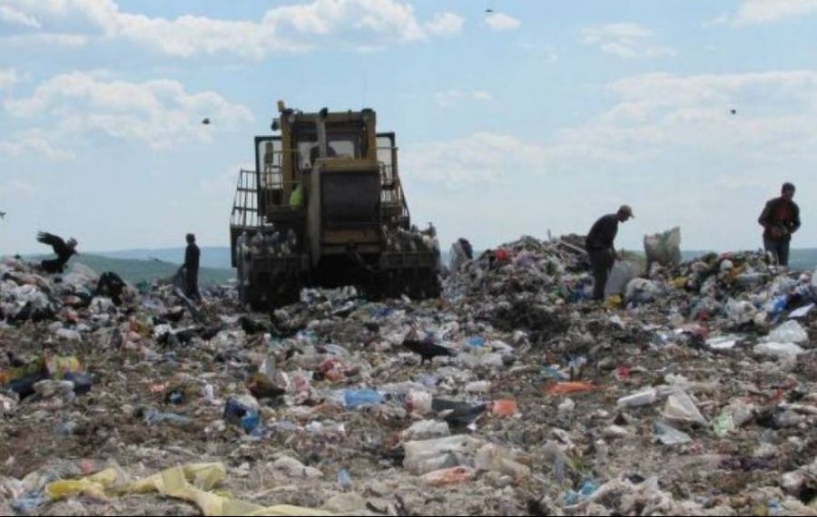 Sute de tone de deșeuri, îngropate sub pământ de o primărie din România