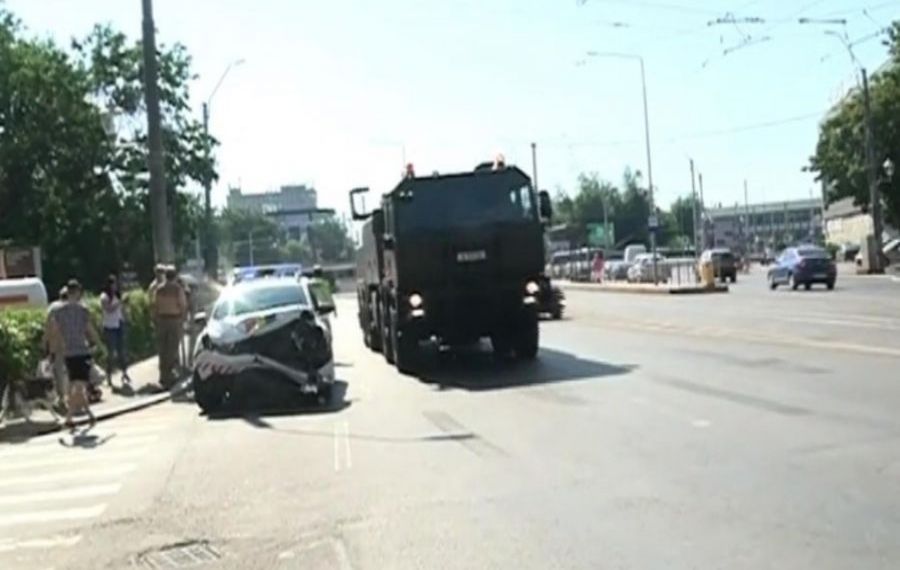 Accident rutier cu un convoi MILITAR în Capitală. Două persoane au fost transportate la spital