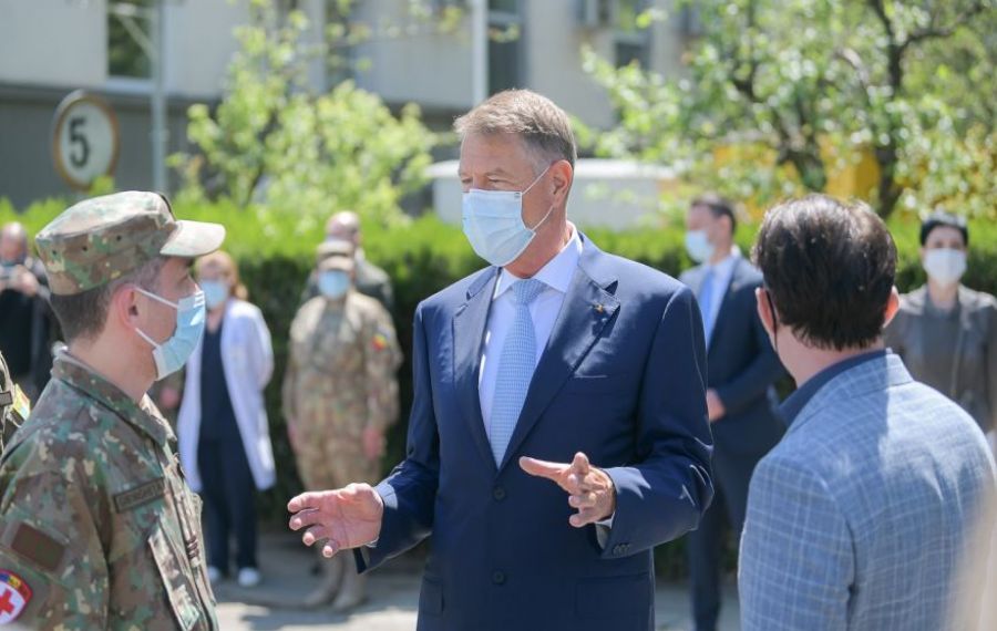 Președintele Iohannis a DECORAT 45 de medici și asistenți medicali cu prilejul Zilei Naționale a Ambulanței