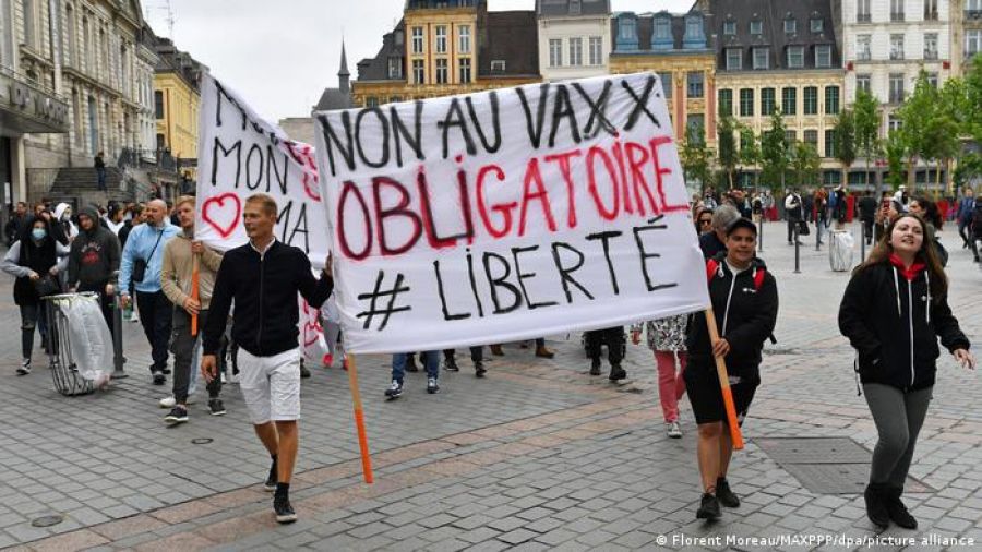 Franța VALIDEAZĂ permisul sanitar, în ciuda PROTESTELOR violente