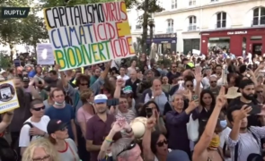 PROTESTE MASIVE în încă 150 de orașe din Franța: "Macron, nu vrem permisul tău sanitar"
