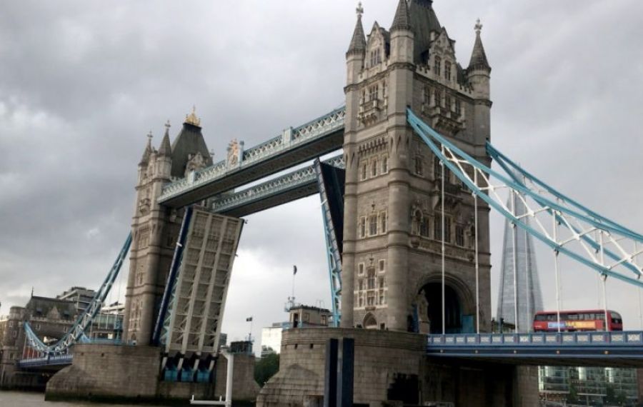 Podul londonez peste Tamisa, Tower Bridge, a rămas BLOCAT din nou
