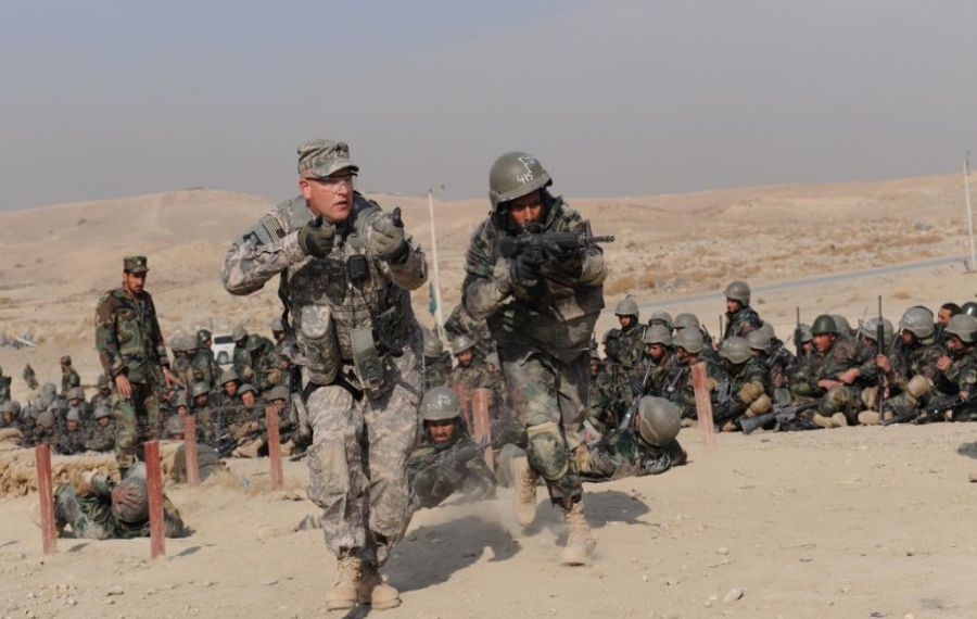 Pe cine dă vina NATO pentru haosul din Afganistan