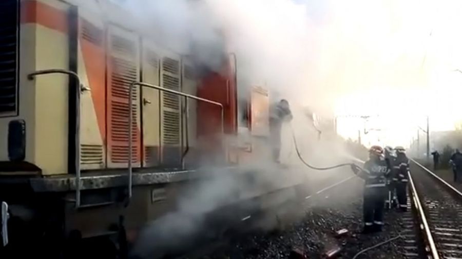 ULTIMA ORĂ. Locomotiva unui tren A LUAT FOC în gara Titu din Dâmbovița / Informații despre călători