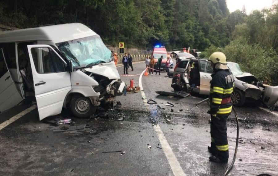13 români care plecau în Italia, RĂNIȚI într-un grav accident de microbuz