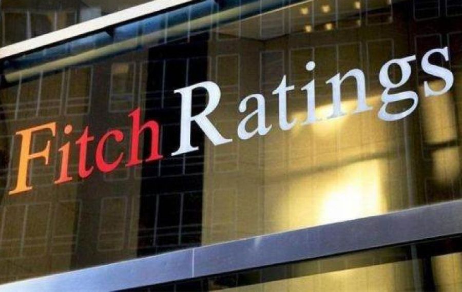 Fitch Ratings: Dizolvarea coaliţiei din România periclitează consolidarea fiscală și ar putea întârzia aprobarea PNRR 