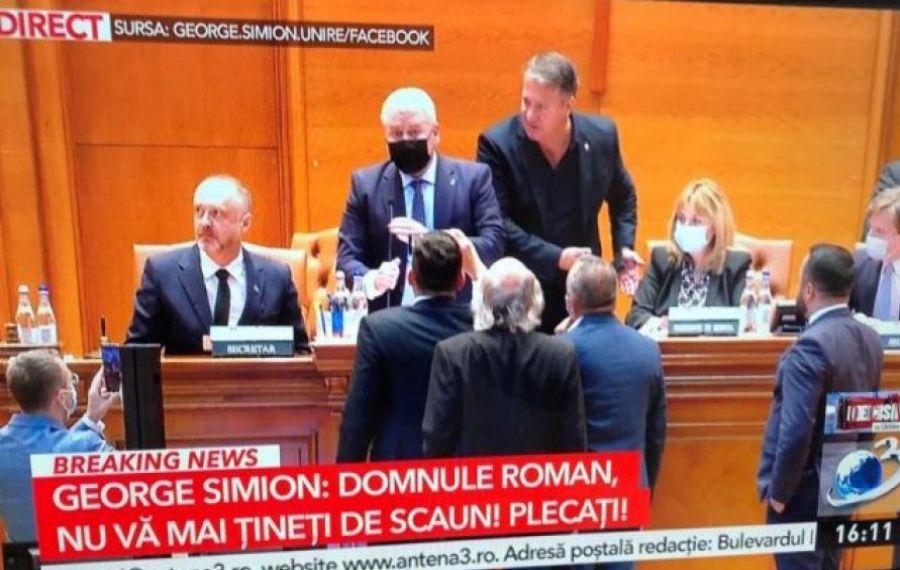 UPDATE. CIRC în Parlament la citirea moțiunii de cenzură. Florin Roman, GONIT de la prezidiu: ”Am scăpat de acest gunoi, gata!”