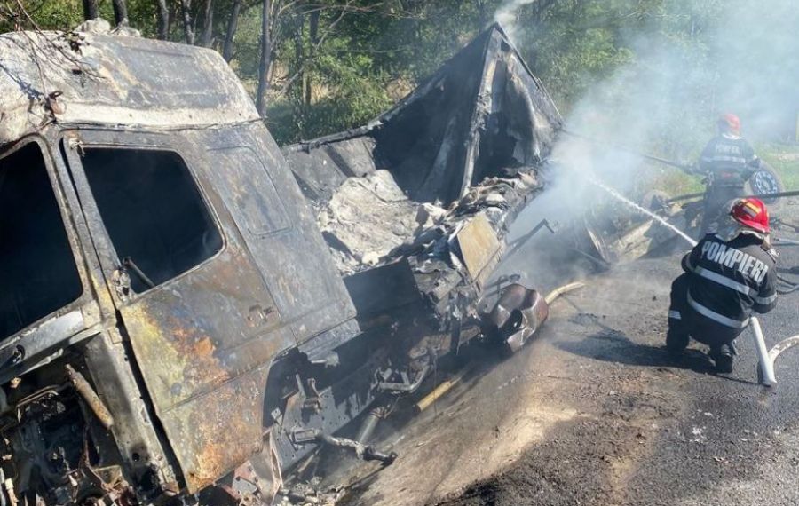TRAGEDIE pe DN66, în județul Hunedoara. Un TIR a luat foc, șoferul a fost găsit carbonizat