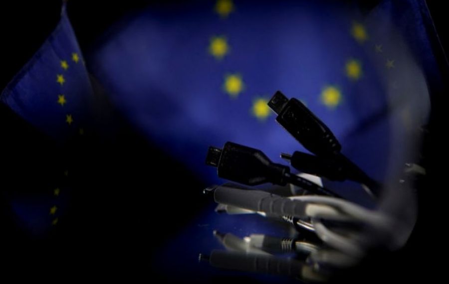 UE pregătește impunerea unui ÎNCĂRCĂTOR de telefon universal