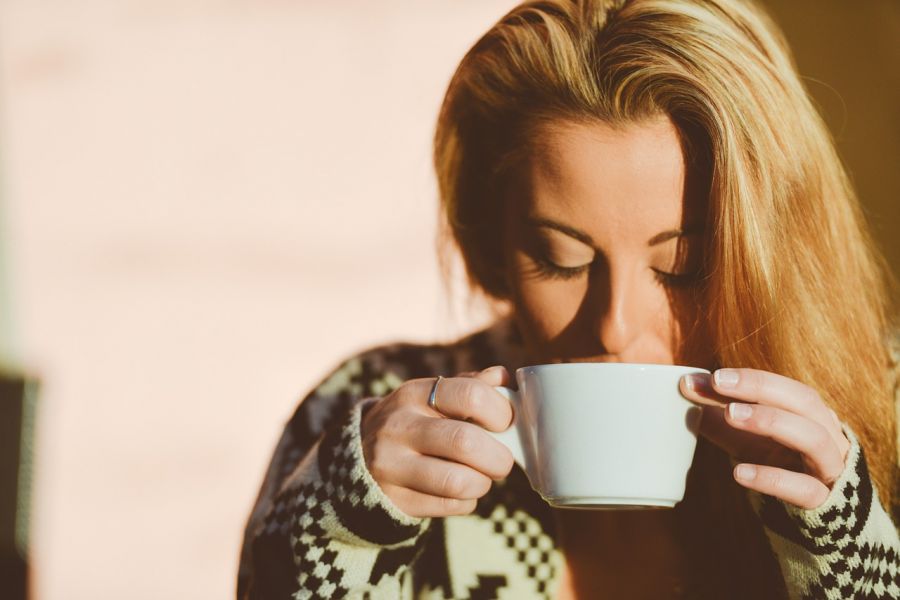 De ce să NU beți niciodată cafeaua imediat ce vă treziți