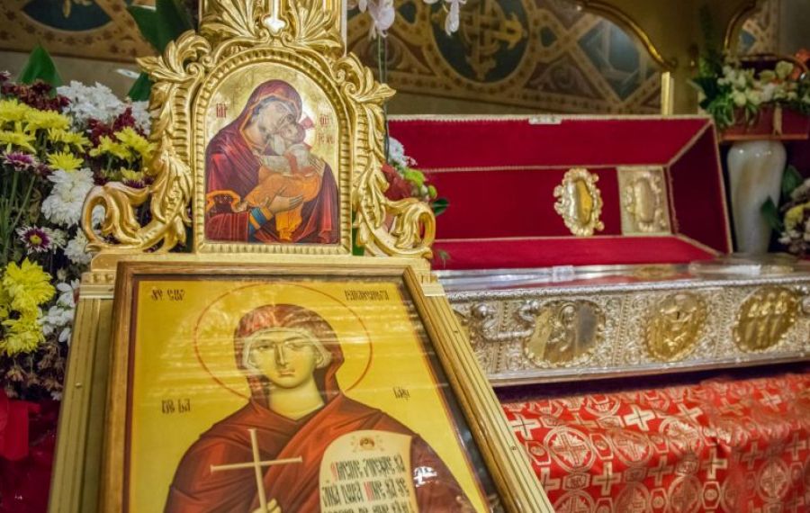 Peste 22.000 de pelerini s-au închinat în doar două zile la racla cu moaştele Sfintei Cuvioase Parascheva