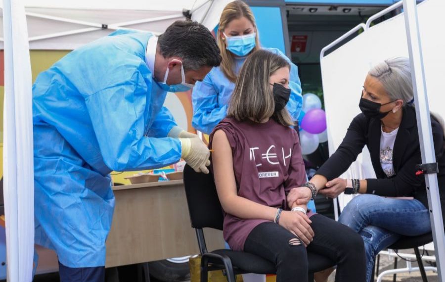România a înregistrat șase cazuri de MIOCARDITĂ la tinerii vaccinați cu Pfizer